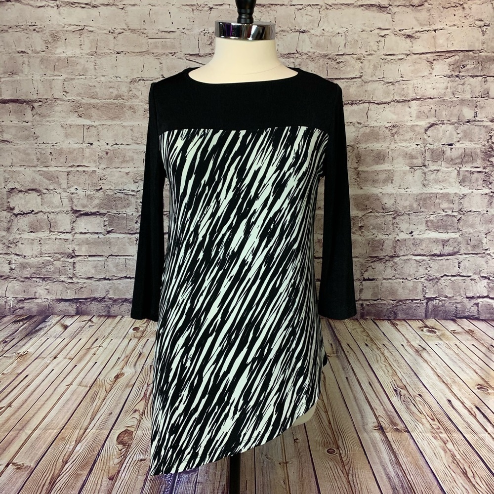 Chico’s Travelers Black Print Asymmetrical Hem 3/4 Sleeve Top